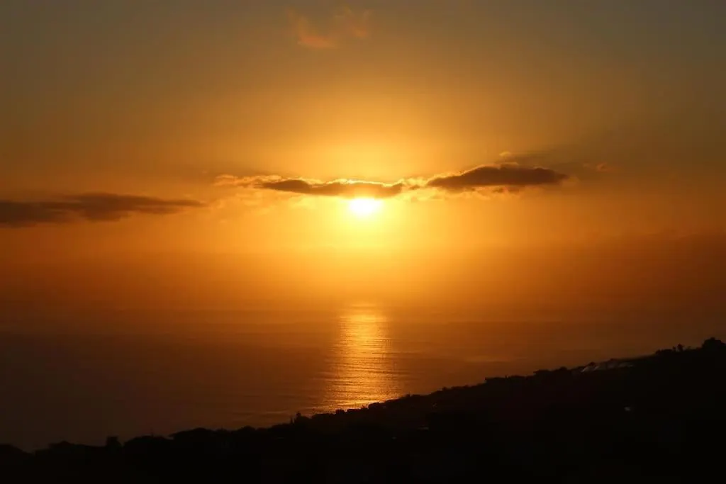 Casa Menezes Sunrise And Sunset Every Day Calheta  Prázdninový dům Calheta (Madeira)